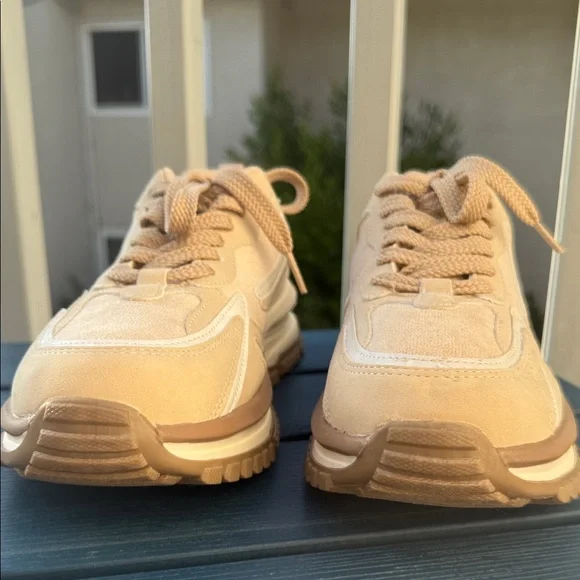 NWOT Women’s Blowfish Malibu sneakers - Picture 2 of 10